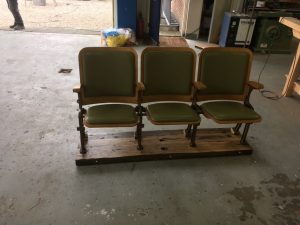 Meubelstoffering van vintage bioscoop stoelen